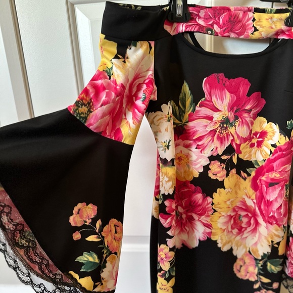 Spring off the shoulders mini dress with bell sleeves - Picture 2 of 5